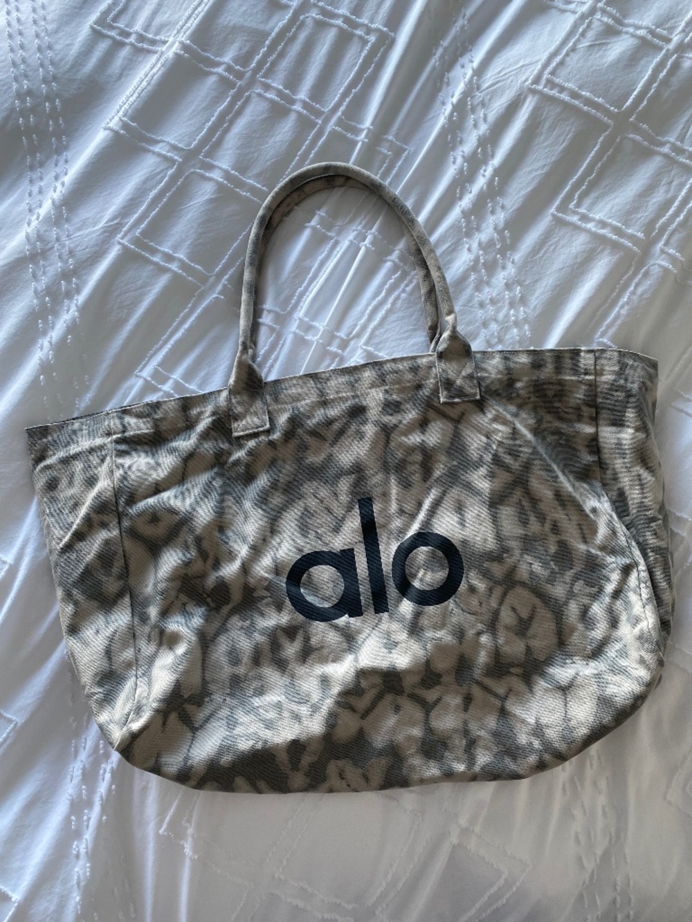 Alo Yoga Grey Shoulder Bag Large Tote Spacious Travel Yoga Fitness Gym Bag